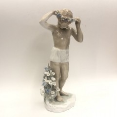 Скульптура "Девочка с венком"